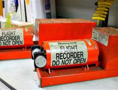 Τί υπάρχει μέσα σε ένα «μαύρο κουτί» ενός αεροπλάνου; (βίντεο)